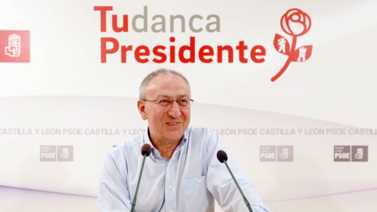 El secretario de Educación del PSOE de Castilla y León y senador, Emilio Álvarez Villazan, valora la actitud de la Junta en relación a la Lomce-Ical