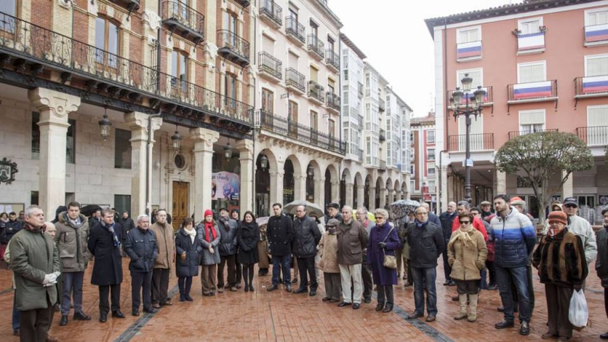 Unas decenas de burgaleses se sumaron a las muestras de apoyo a las familias en la Plaza Mayor y también en la Diputación.-ISRAEL L. MURILLO