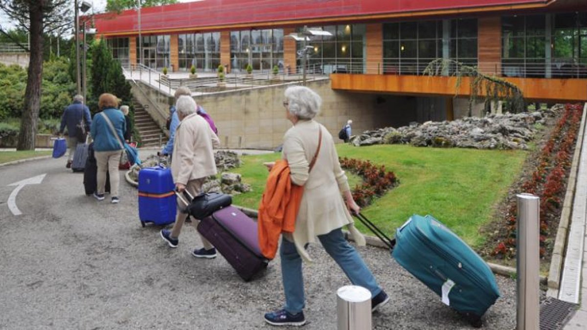 Imagen de turistas saliendo de un establecimiento hotelero.-ISRAEL L. MURILLO