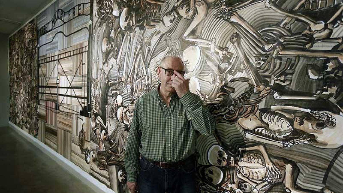 Isacio de la Fuente, junto a la imponente pieza ‘Arbeit Macht Frei’, en la Sala Círculo Central.-Raúl Ochoa