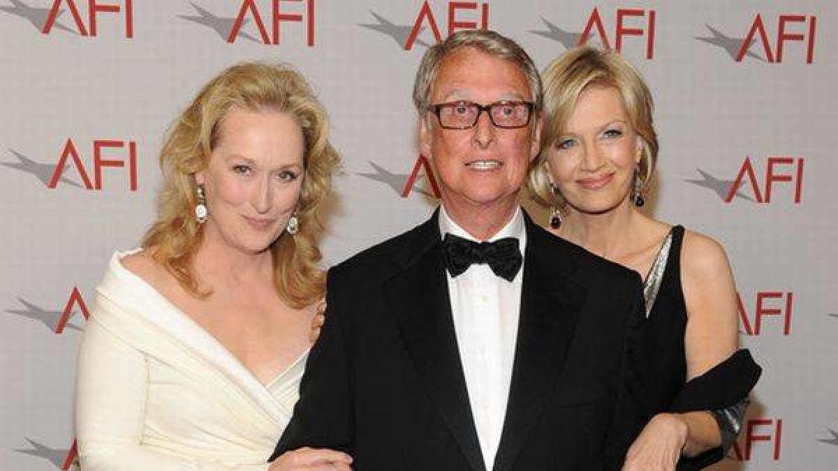 Mike Nichols posa con el premio a toda su carrera junto a su esposa, Diane Sawyer (derecha), y la actriz Meryl Streep, en junio del 2010.-Foto: AFP / FRAZER HARRISON