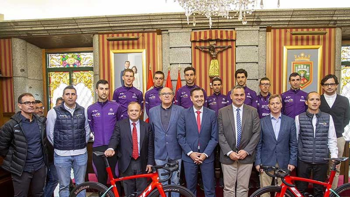 Los componentes del Burgos BH fueron recibidos ayer en el Ayuntamiento (en la foto) y la Diputación-Raúl G. Ochoa