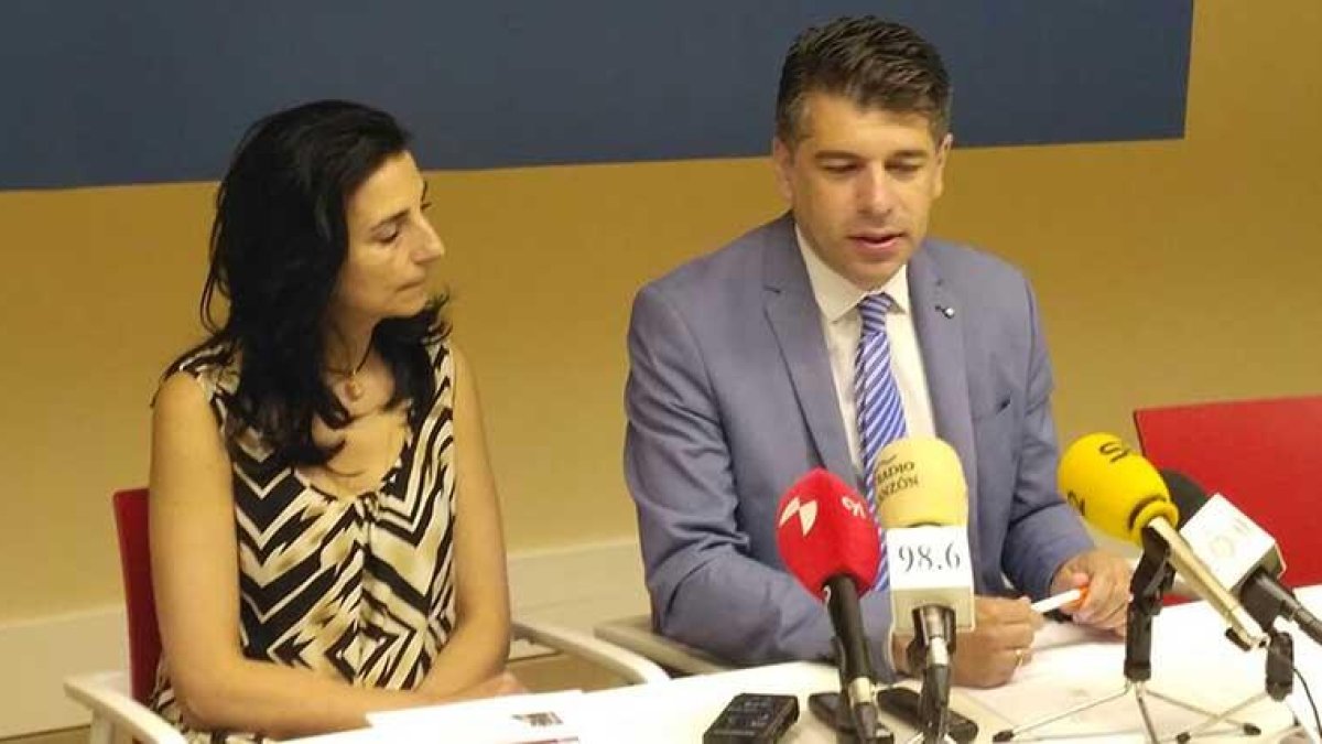 Marañón compareció ayer para explicar su propuesta acompañado de la portavoz de su grupo, Gloria Bañeres.-ECB