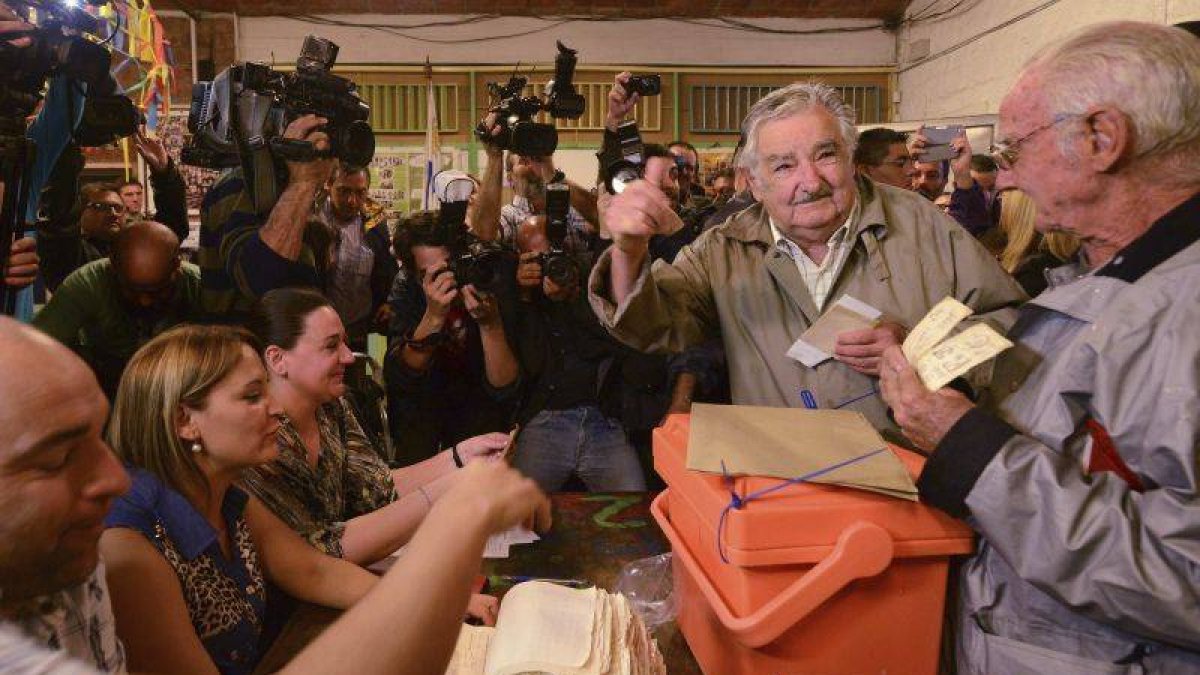 El presidente saliente, José Mujica, deposita su voto en Montevideo.-Foto: REUTERS / CARLOS PAZOS