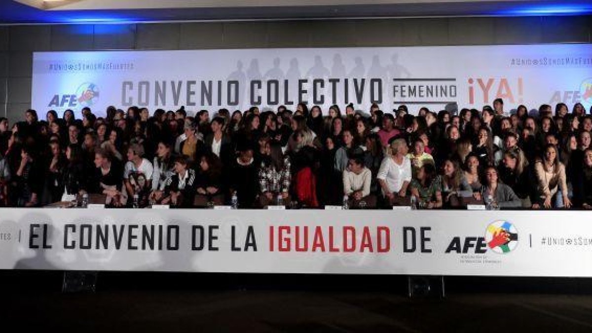 Un momento de la asamblea informativa de la Asociación de Futbolistas Españoles (AFE), con jugadoras de los dieciséis clubes de primera división, este martes en Madrid.-EFE