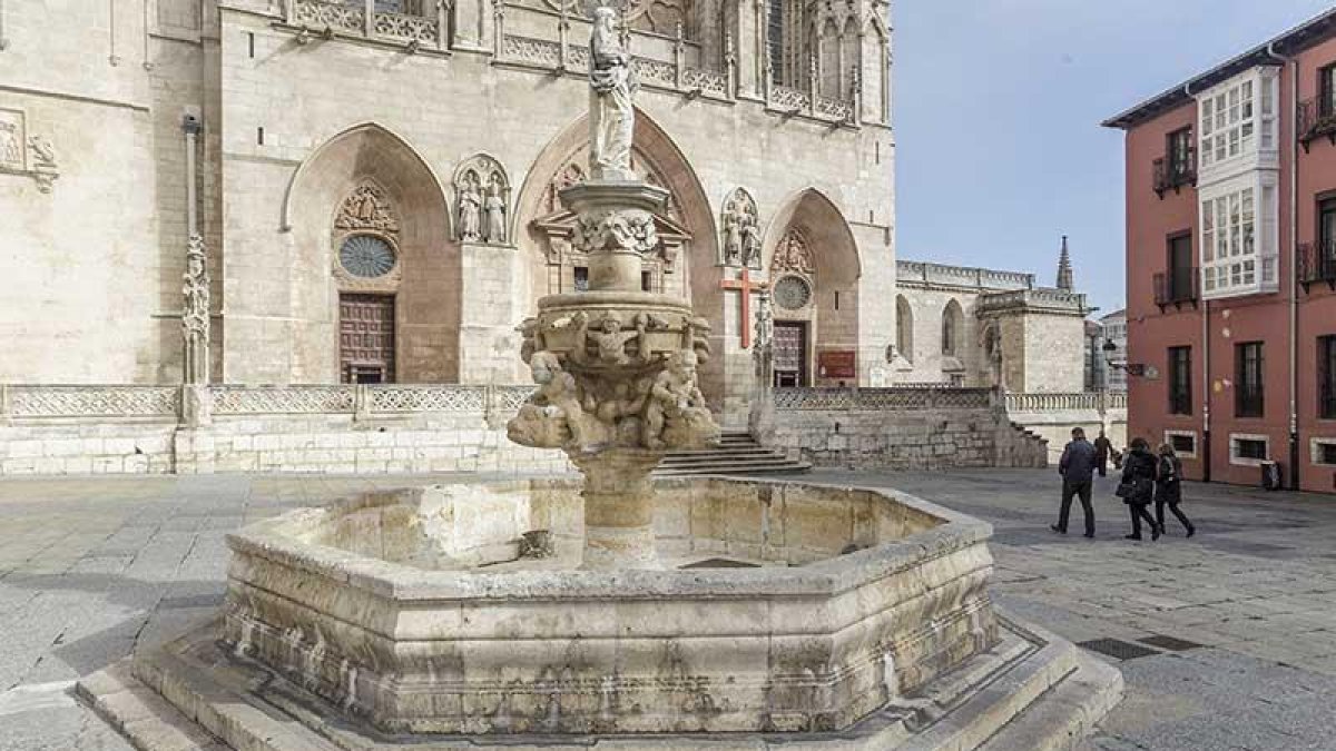 La fuente de Santa María, frente a la Catedral, será rehabilitada tras adjudicarse los trabajos.-SANTI OTERO