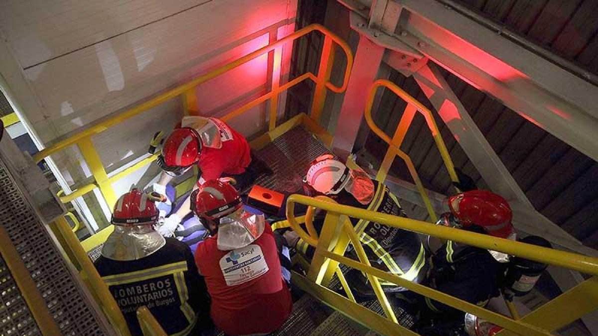 Los bomberos y los servicios de emergencia atienden a un herido.-G.GONZÁLEZ