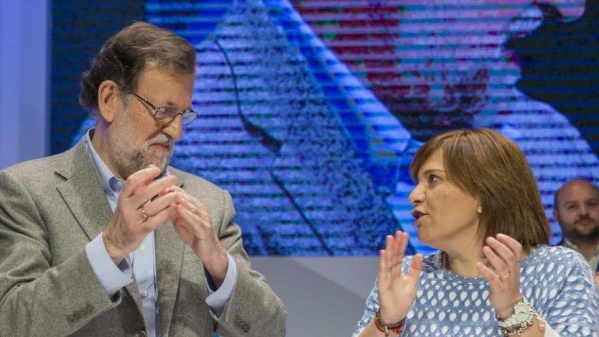 Mariano Rajoy e Isabel Bonig, el pasado 2 de abril, durante la clausura del congreso del PPCV.-MIGUEL LORENZO