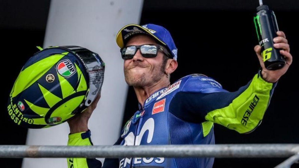 Valentino Rossi celebra, en el podio de Sachsenring, haber acabado segundo, su mejor resultado este año.-EFE / FILIP SINGER