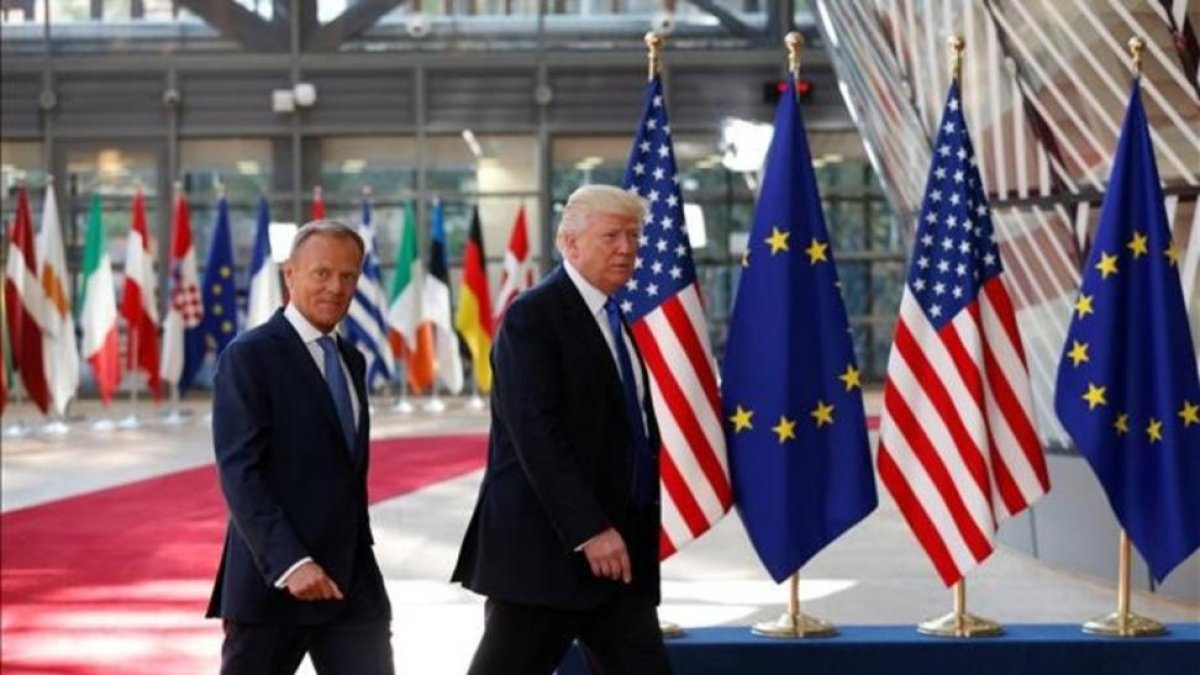 El presidente de EEUU, Donald Trump (derecha), con el presidente del Consejo Europeo, Donald Tusk, en Bruselas.-FRANCOIS LENOIR