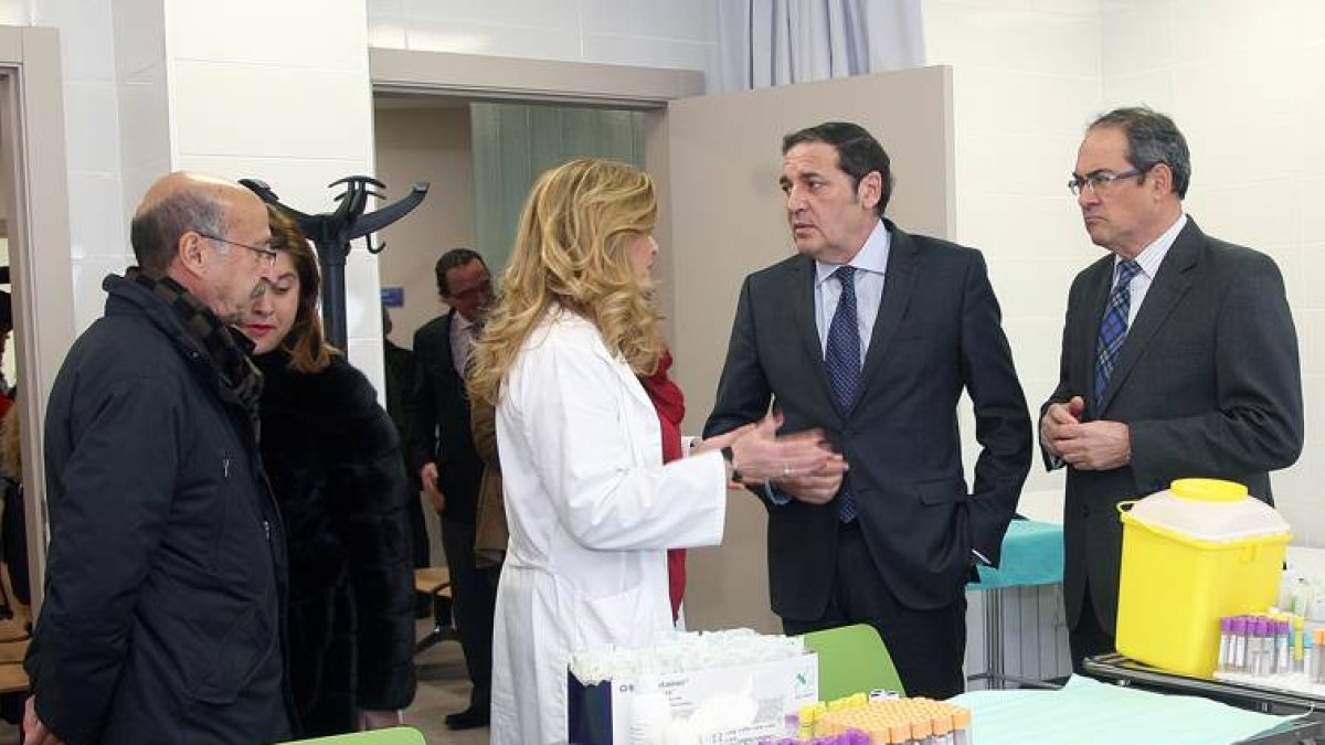 Barrasa (izq) acompañó a los representantes regionales en la visita al centro-M. Á.