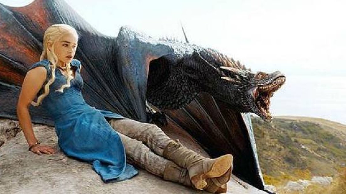 Daenerys Targaryen, con su dragón, en una escena de la quinta temporada de 'Juego de tronos'.-