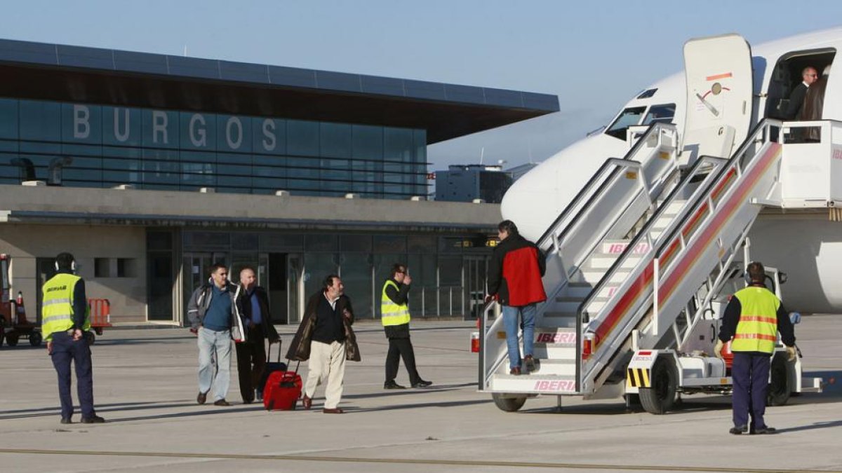 Imagen de archivo de un vuelo desde el aeropuerto de Burgos.-RAÚL G. OCHOA