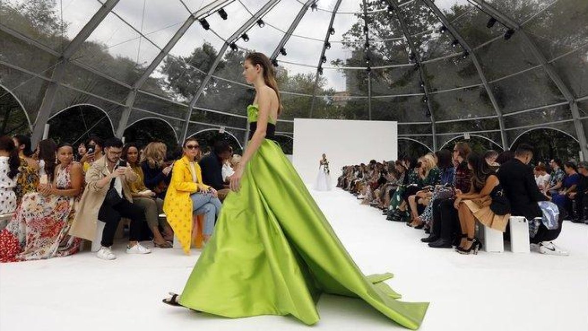 Una propuesta de Carolina Herrera, en la pasarela neoyorquina.-AP / RICHARD DREW