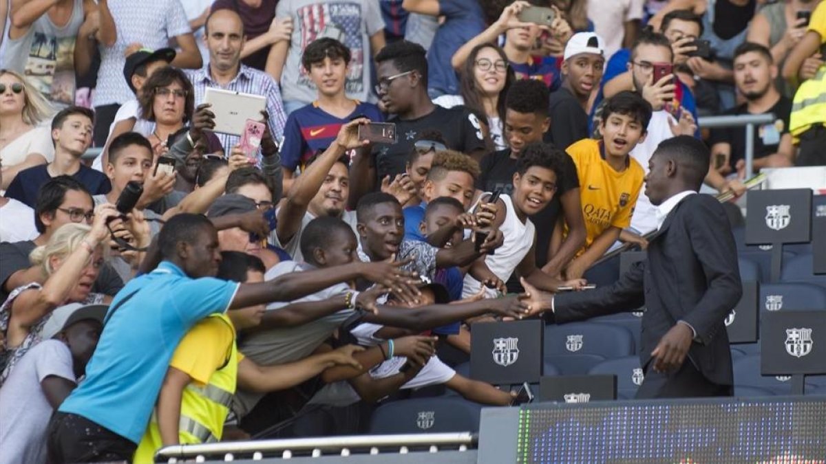 Los aficionados saludan a Dembélé en el palco del Camp Nou.-JORDI COTRINA