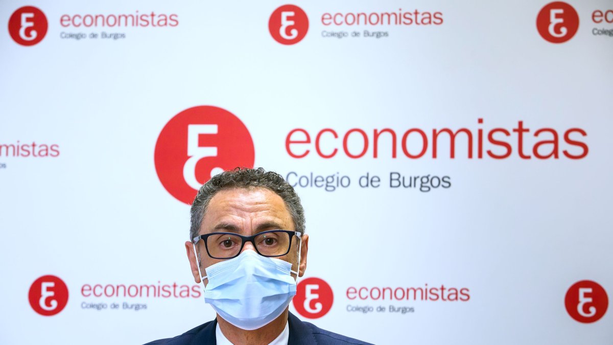 Carlos Alonso de Linaje, durante la presentación del Informe de la Economía Provincial. TOMÁS ALONSO