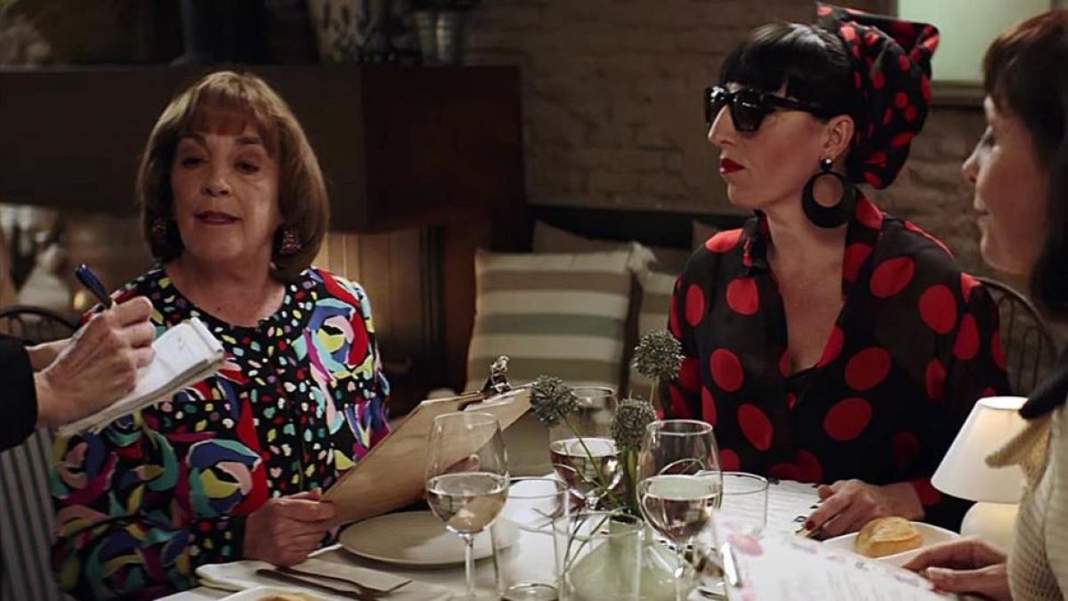 Carmen Maura y Rossy de Palma, en el espot Amodio, de la empresa Campofrío-. / PERIODICO