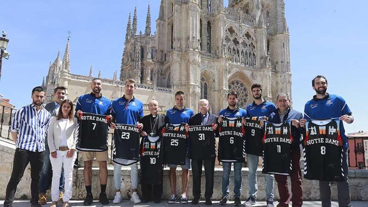 Varios jugadores de la plantilla posan con las camisetas que se subastarán próximamente-Raúl G. Ochoa