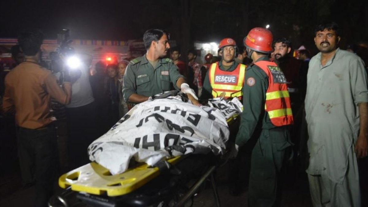 Traslado de un herido tras la explosión en el parque de Lahore.-AFP / ARIF ALI