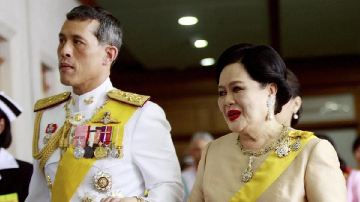 El príncipe Vajiralongkorn con su madre, la reina Sikrit.-AP / Apichart Weerawong