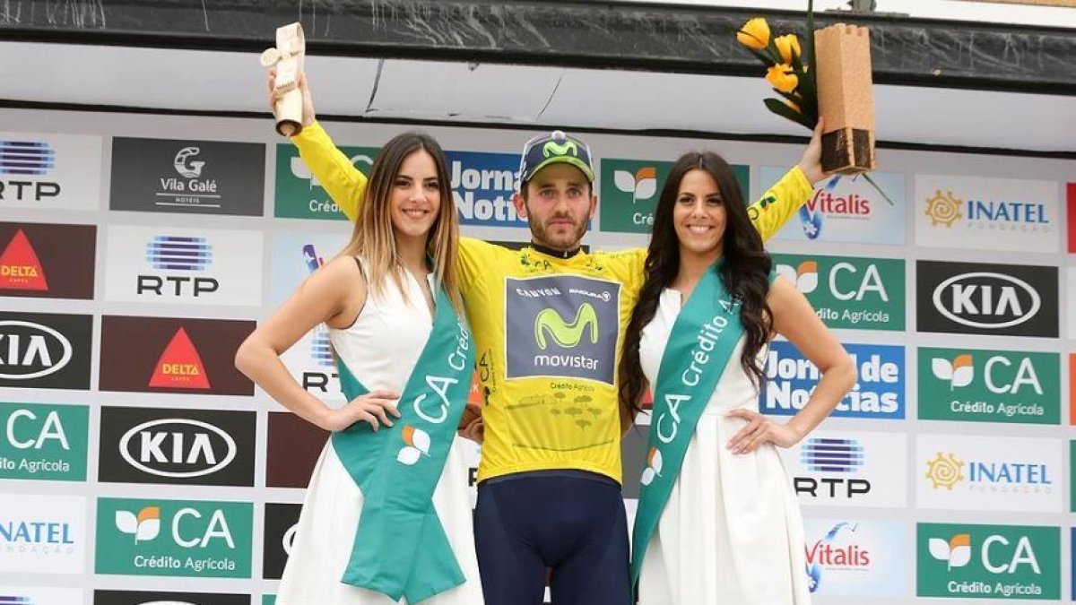 Carlos Barbero en el podio de la Vuelta al Alentejo con el maillot amarillo.-MOVISTARTEAM.COM