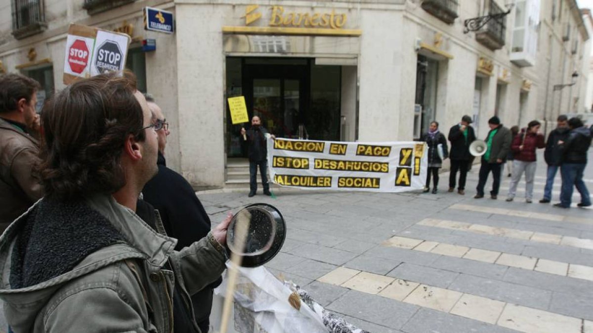 La plataforma de afectados por la hipoteca, en una de las movilizaciones realizadas en los últimos meses.-RAÚL G. OCHOA