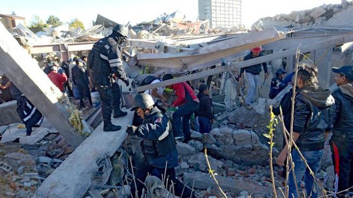 Al menos siete muertos al explotar un camión de gas en un hospital infantil de México.-