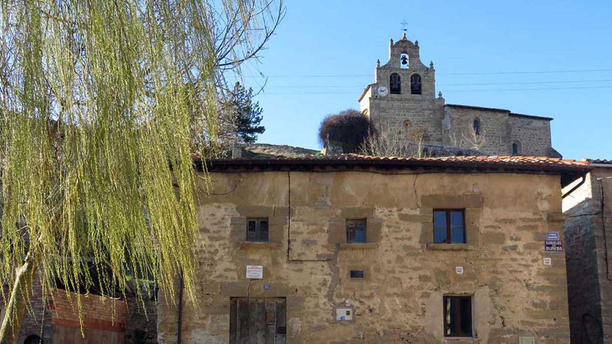 En primer término, la Escuela de Bañuelos de Bureba. Arriba, la iglesia de Santa María. DARÍO GONZALO