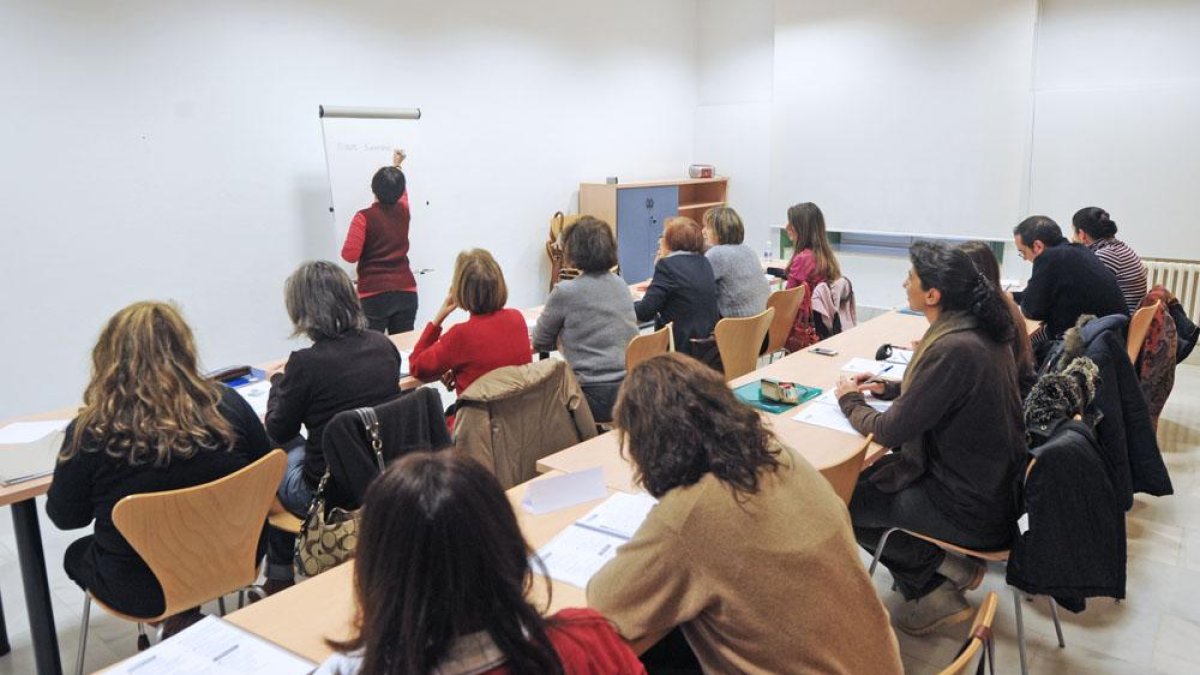 Un grupo de adultos particpa en uno de los cursos impartidos en centros cívicos.-ISRAEL L. MURILLO