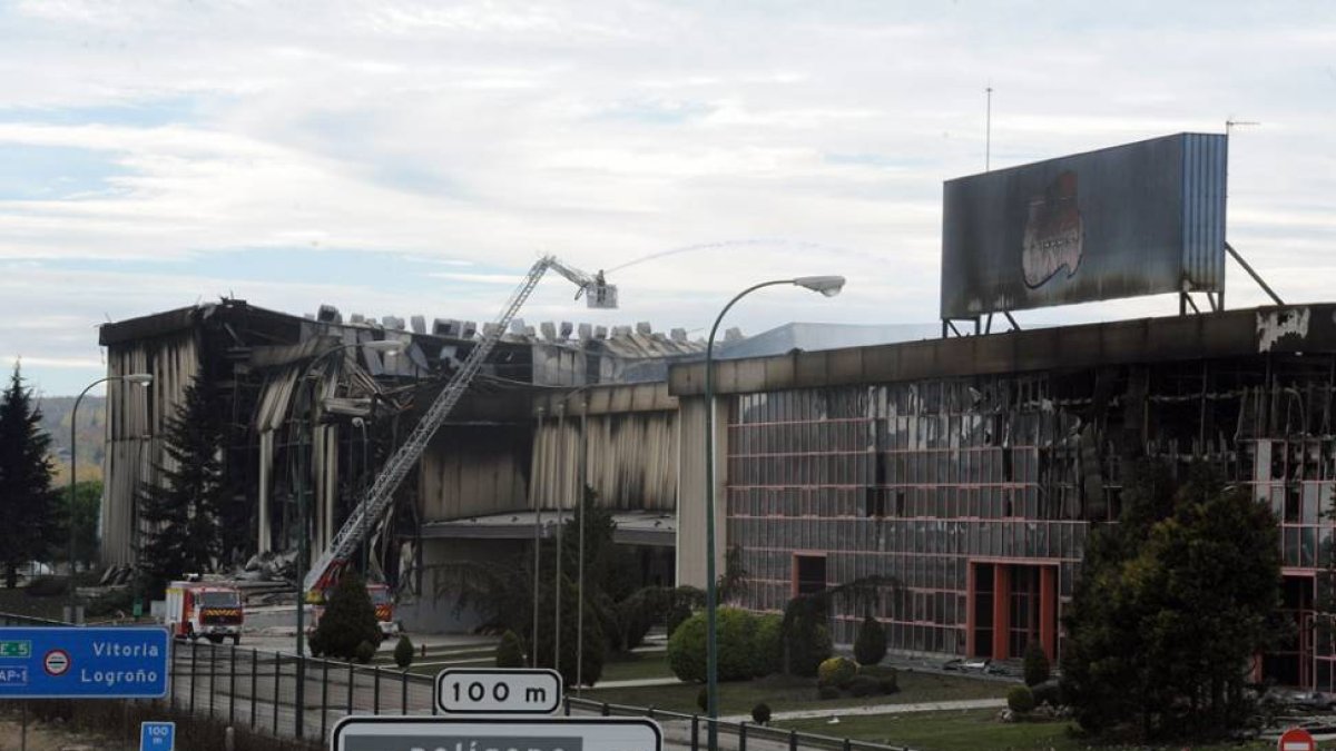 Miembros de una de las unidades de Bomberos de Burgos realizando labores de extinción y control del incendio en la factoría de Campofrío.-ISRAEL L. MURILLO