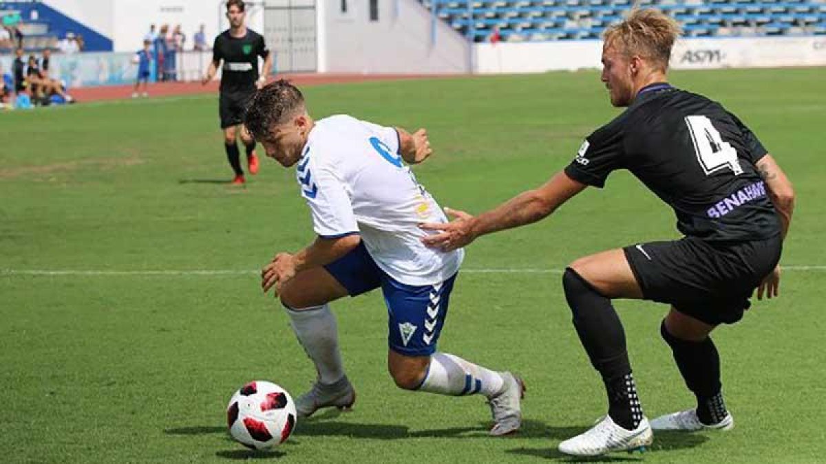 Juanma recorta a un rival en un choque disputado la pasada temporada.-ELCORNERDELSUR.COM