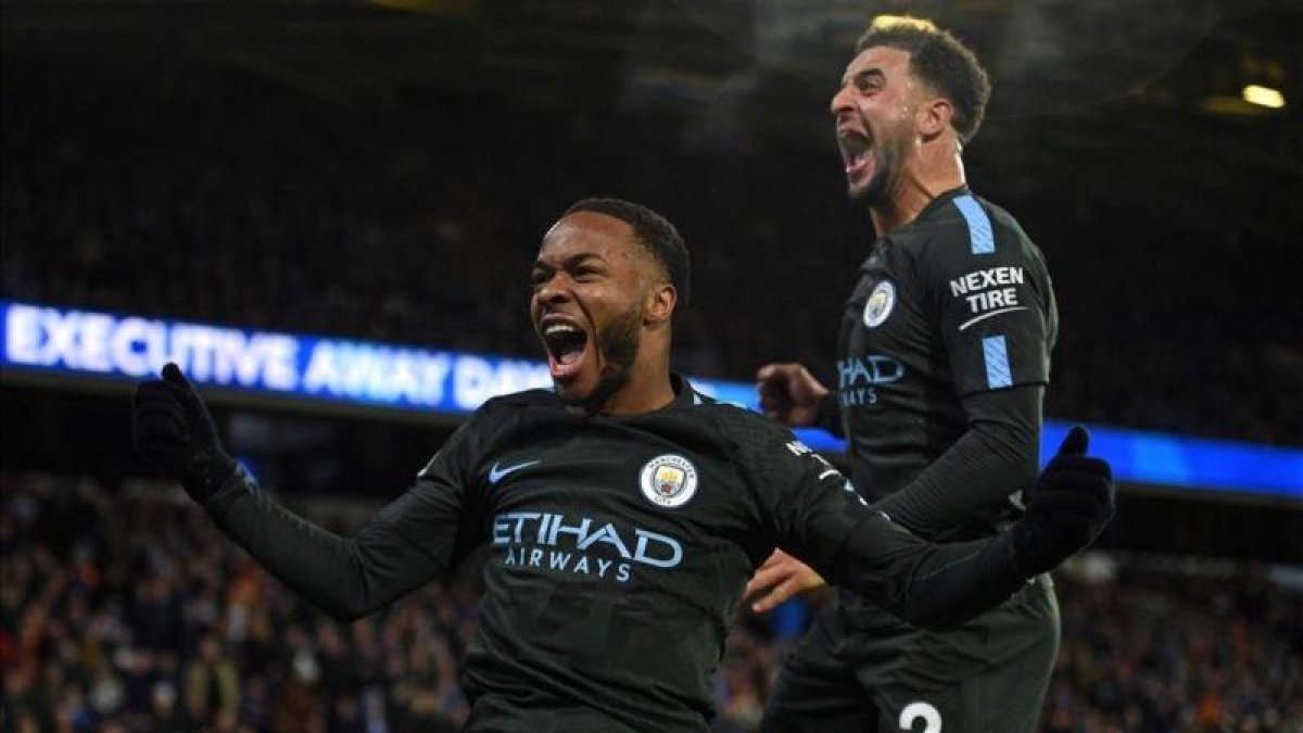 Sterling y Walker celebran el gol del primero, el de la victoria del City en Huddersfield.-AFP