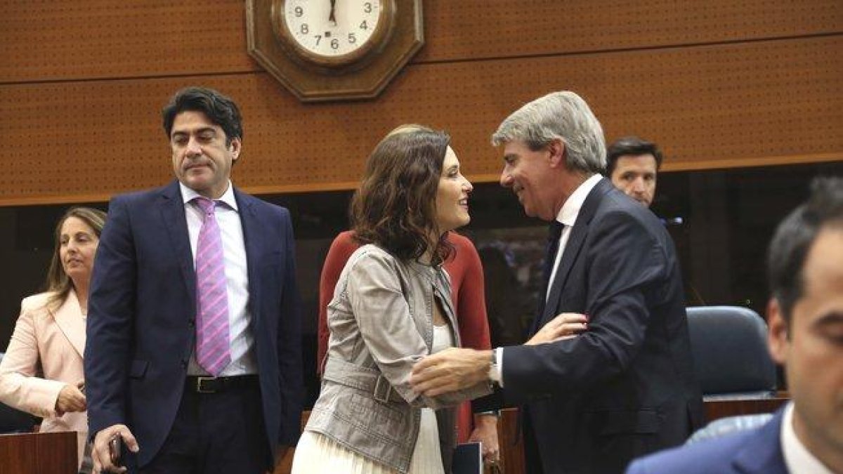 Díaz Ayuso y Ángel Garrido se saludan durante la constitución de la Asamblea de la Comunidad de Madrid, el pasado junio.-DAVID CASTRO