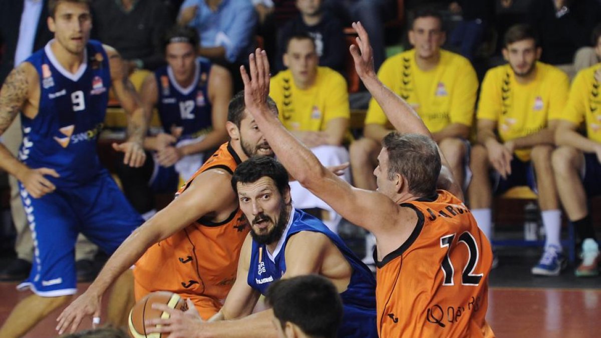 Matija Poscic postea ante Jorge García en un lance del partido disputado ayer en El Plantío.-ISRAEL L. MURILLO