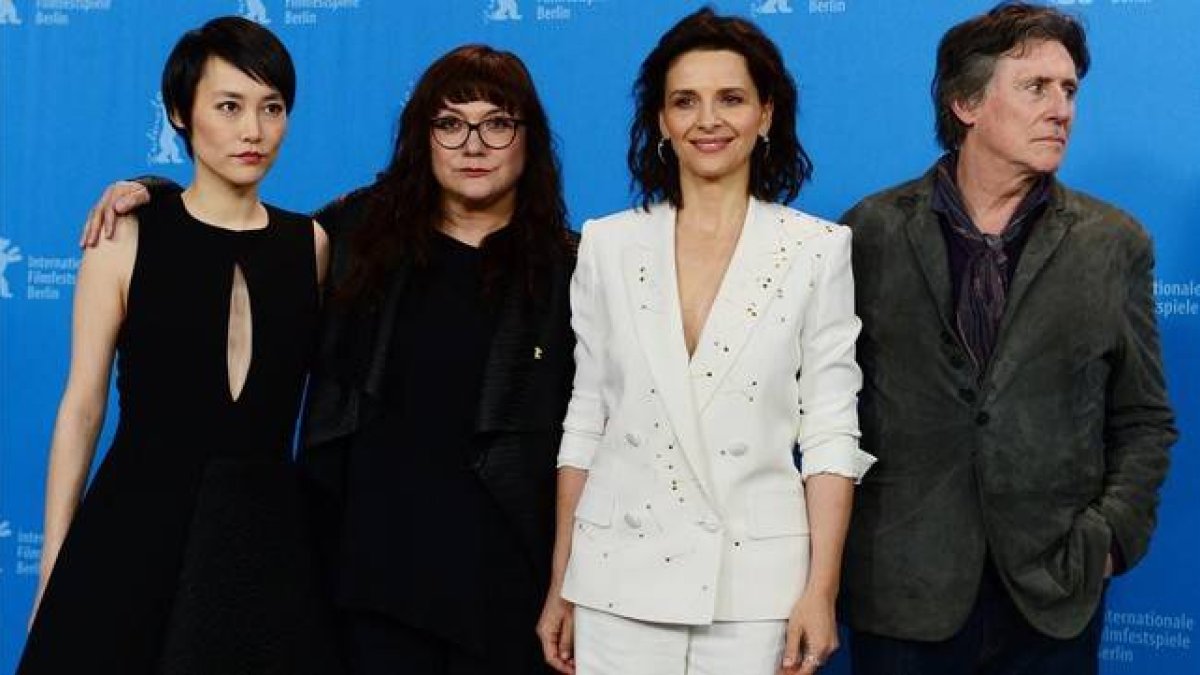 Isabel Coixet y el reparto de 'Nadie quiere la noche', en la Berlinale.-Foto: AFP PHOTO/ JOHN MACDOUGALL