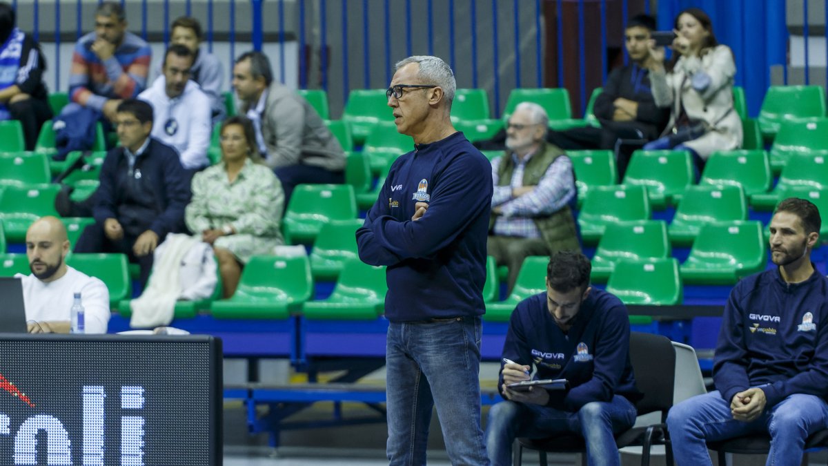 El técnico del San Pablo Burgos, Paco Olmos, durante un partido de preparación. SANTI OTERO
