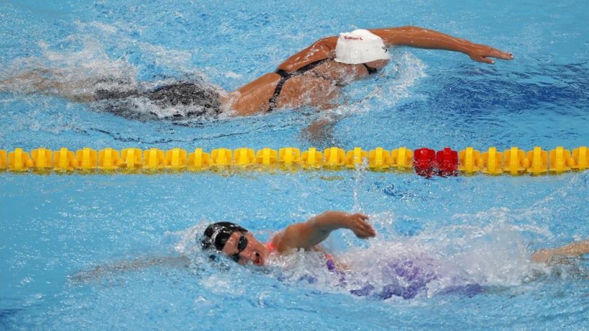 Belmonte (abajo) se cruza con Ledecky.-EFE / ALBERTO ESTÉVEZ