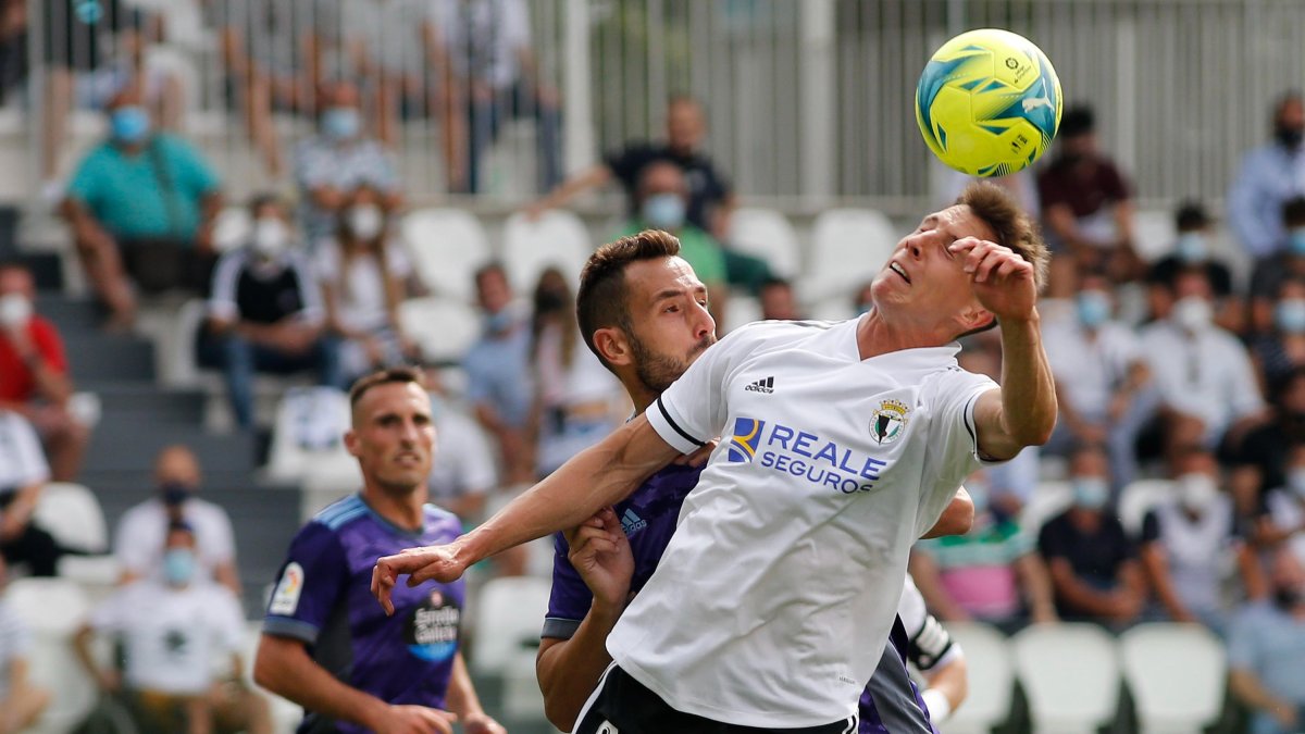 Guillermo busca un balón por alto. SANTI OTERO