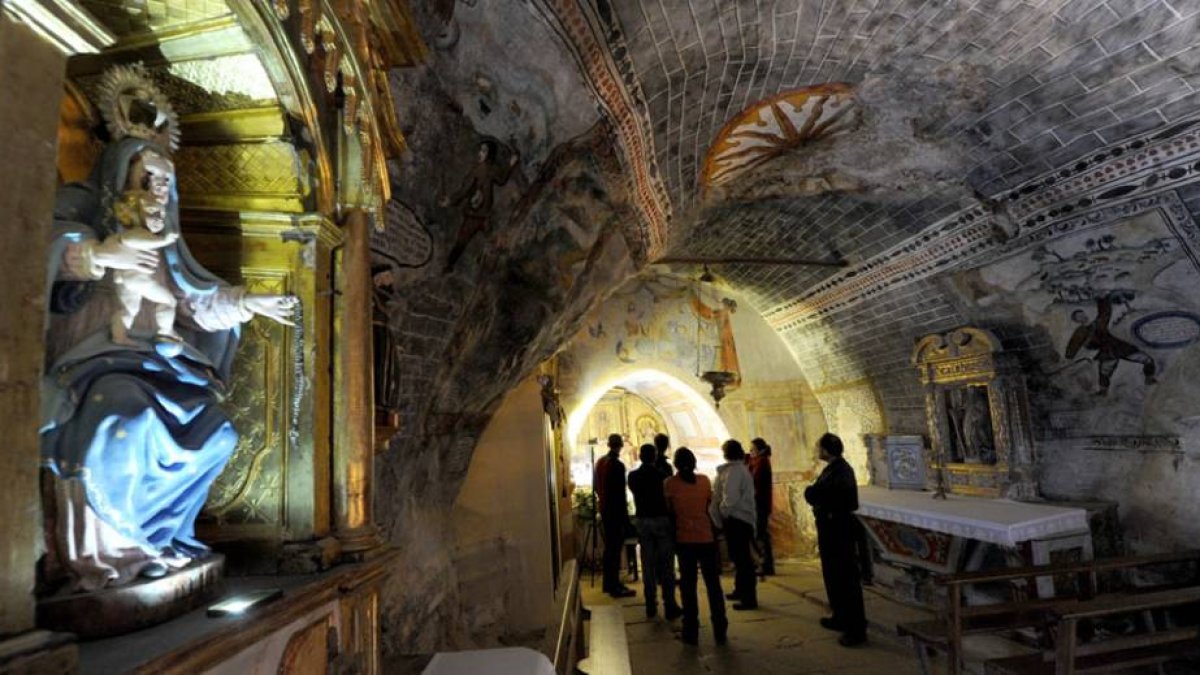 Turistas recorren la Cueva Ermita de San Bernabé para contemplar sus maravillas.-ISRAEL L. MURILLO