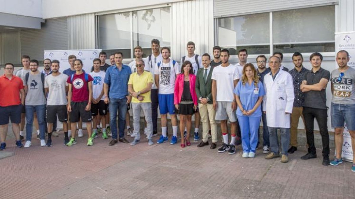Foto de familia del San Pablo Burgos formada por jugadores, cuerpo técnico, directiva y colaboradores, ayer.-ISRAEL L. MURILLO