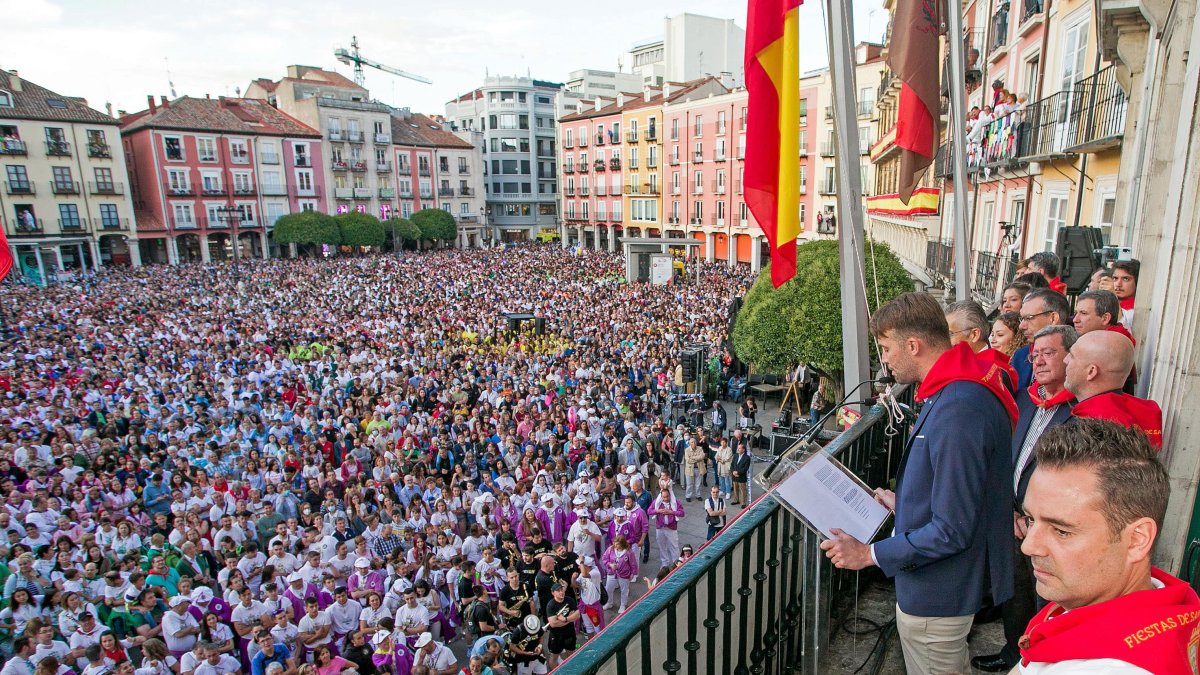 Imagen de pregón de inicio de las fiestas de San Pedro del Año pasado, que corrió a cargo del entrenador y director deportivo del Burgos Club de Fútbol. TOMÁS ALONSO