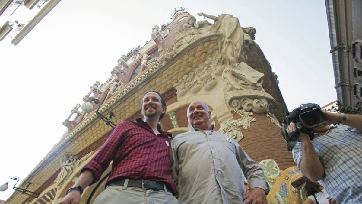 El cabeza de lista de Catalunya Sí Que es Pot, Luís Rabell (d), y el secretario general de Podemos, Pablo Iglesias (i), comentan la actualidad política frente al Palau de la Música.-EFE