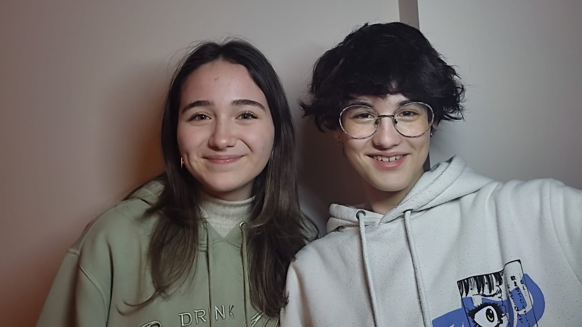 Ángela García Romero (izquierda) y Laura Benito Martos han sido elegidas para participar en una de las 400 becas 'Amancio Ortega'