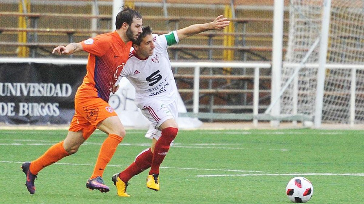 Cerezo y Pablo Castilla pugnan por un balón en el encuentro de la primera vuelta disputado en San Amaro.-ISRAEL L. MURILLO