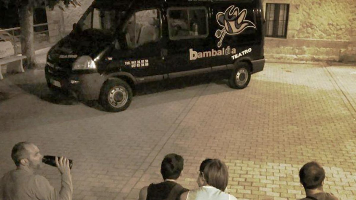 Los miembros de Bambalúa reponen fuerzas. La ‘furgo’ los espera.-