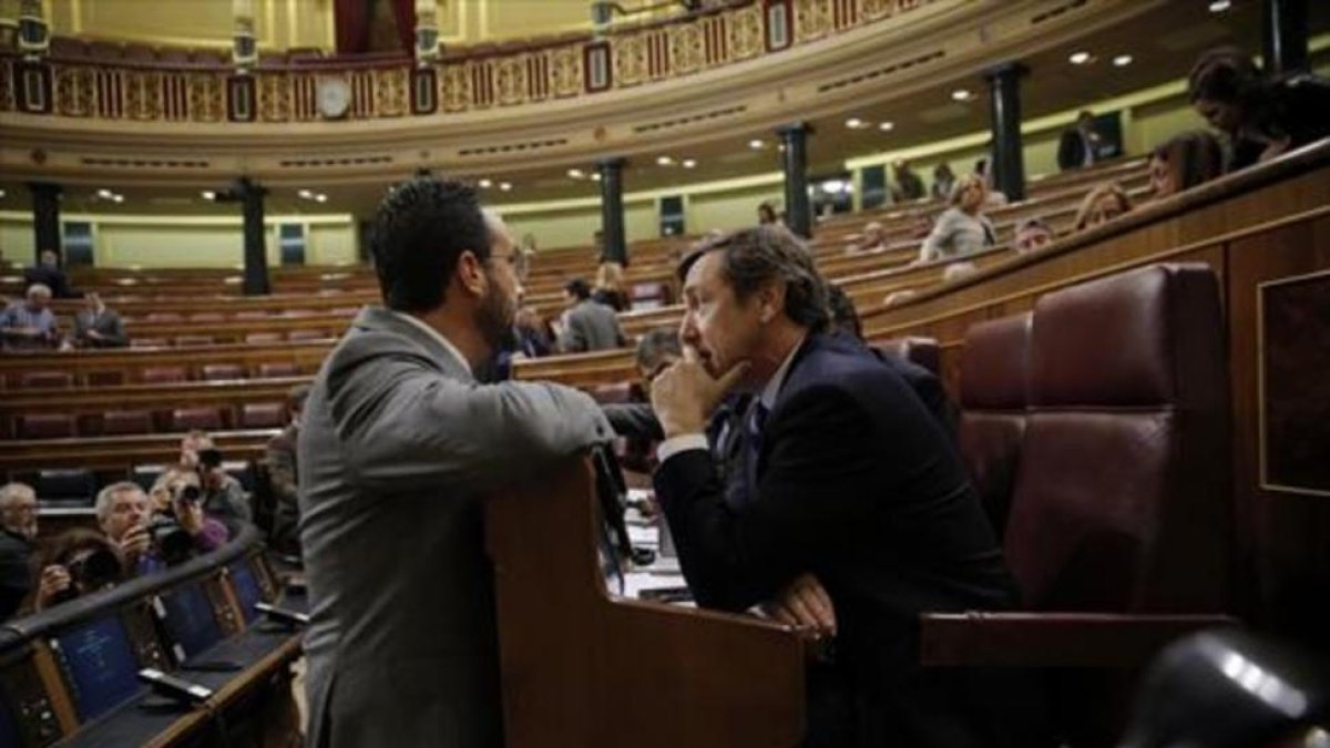 El socialista Antonio Hernando (izquierda) y el popular Rafael Hernando conversan en el hemiciclo del Congreso.-JOSE LUIS ROCA