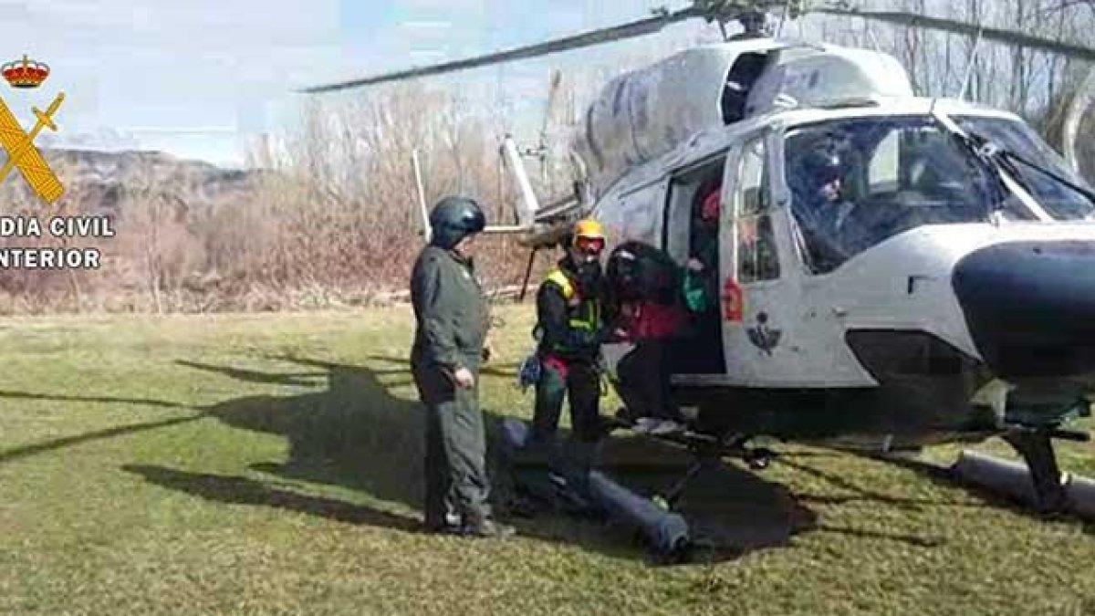Janire Marín se baja del helicóptero del GREIM tras su localización en las estribaciones del Pico San Millán.-GUARDIA CIVIL