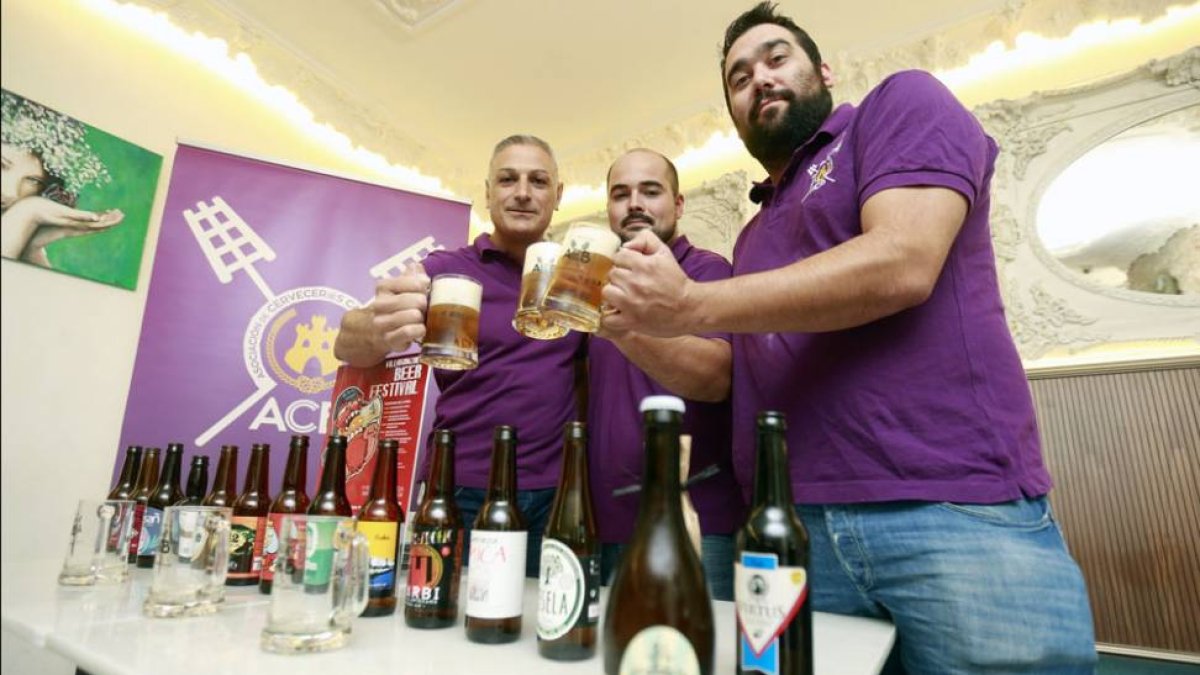 Miembros de la asociación brindan por el buen desarrollo del evento.-RAÚL G. OCHOA