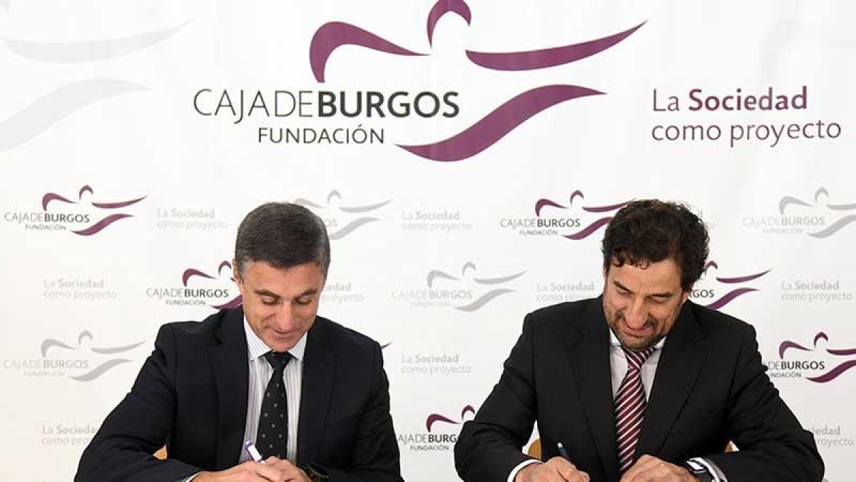 Rafael Barbero y Jesús Martínez firmaron ayer un acuerdo de colaboración-Santi Otero