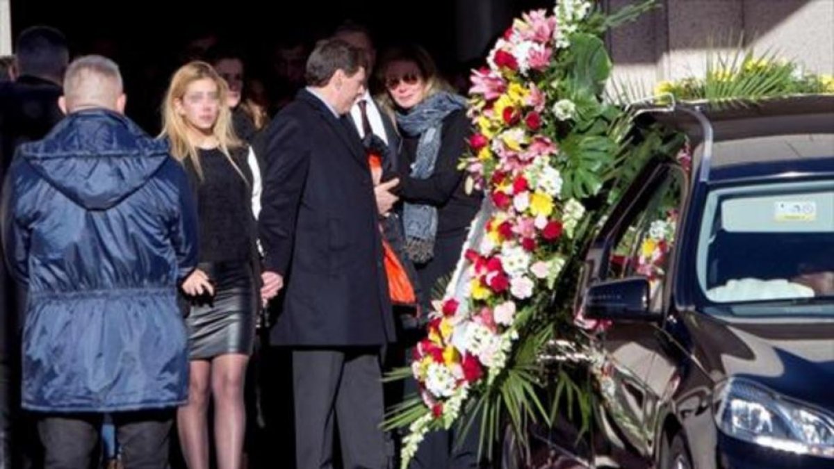 Familiares y amigos de Diana Quer, a la salida del tanatorio, en Madrid.-EFE / RODRIGO JIMÉNEZ